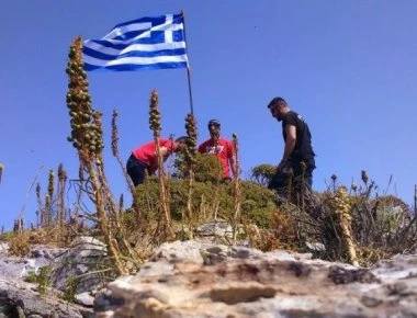 Πολίτες ύψωσαν την ελληνική σημαία στη νησίδα Ανθρωποφάς στα Δωδεκάνησα που η Αγκυρα αμφισβητεί την ελληνική κυριαρχία!